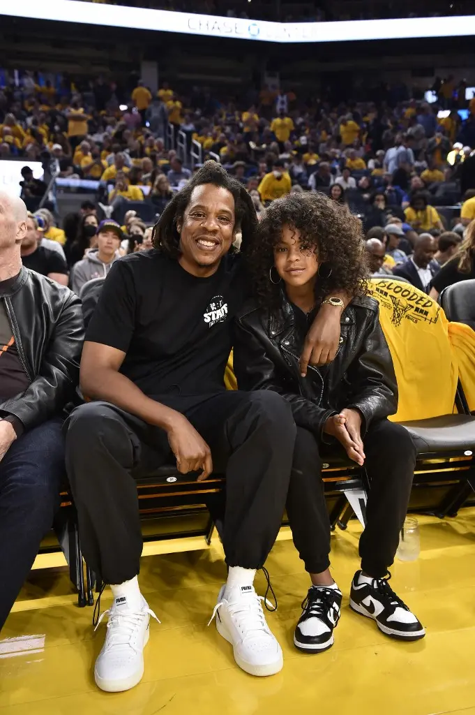 Imagem da notícia: Blue Ivy e Jay-Z viralizam nas redes sociais após aparecerem em telão de jogo da NBA