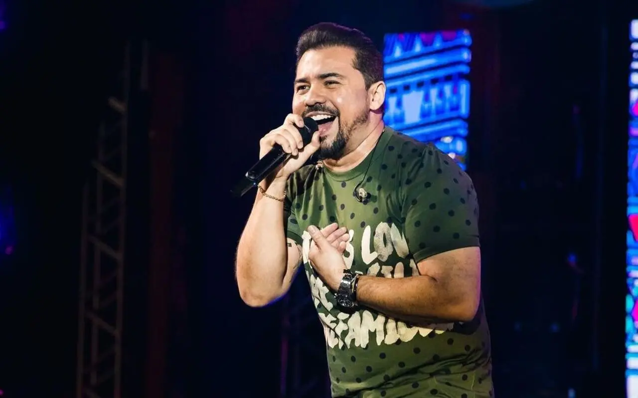 Imagem da notícia: Xand Avião lança álbum gravado no evento Vybbe Junina em Fortaleza; saiba como baixar