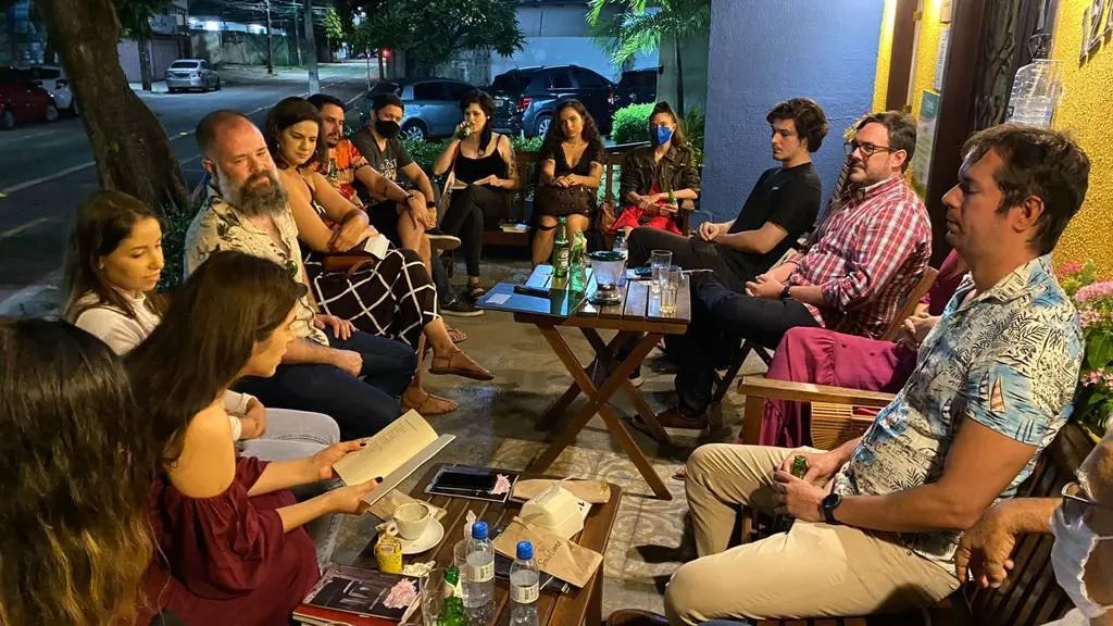Imagem da notícia: Na rua, no quintal ou na livraria, por que você deveria participar de um sarau