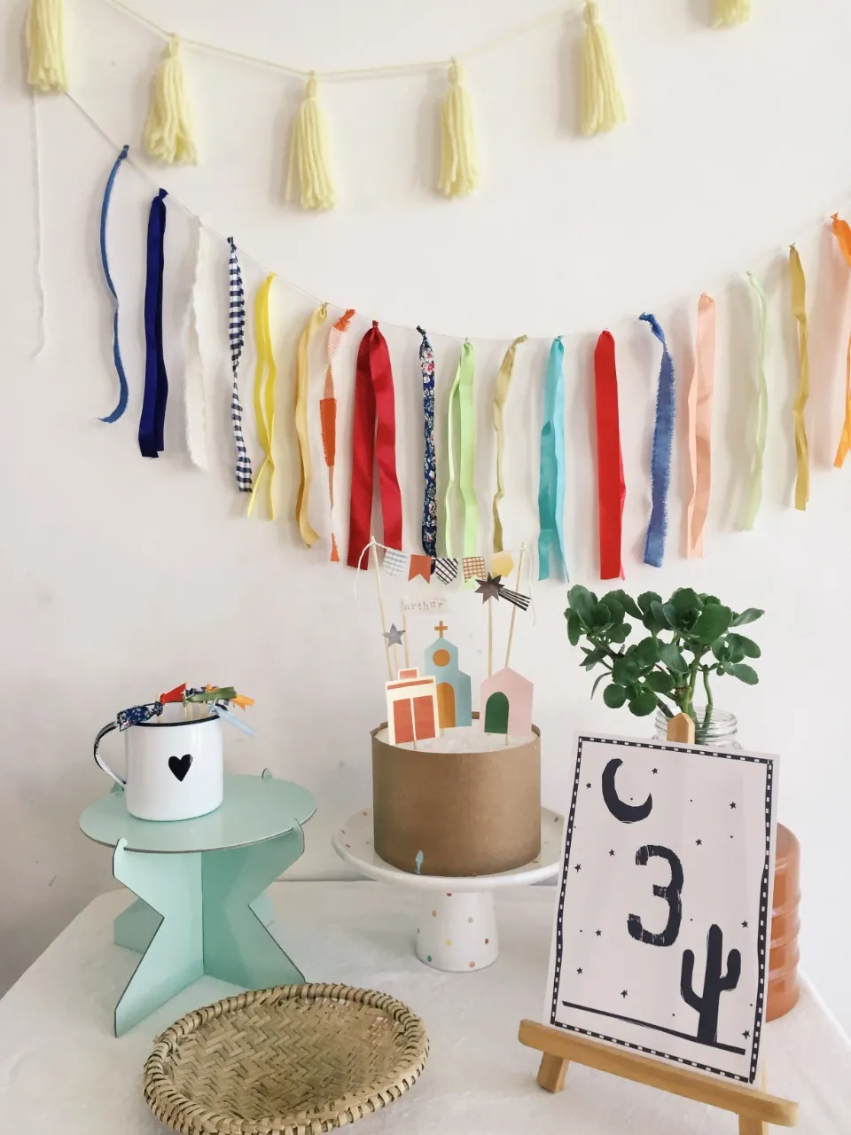Decoração minimalista para festa junina com itens de papelaria
