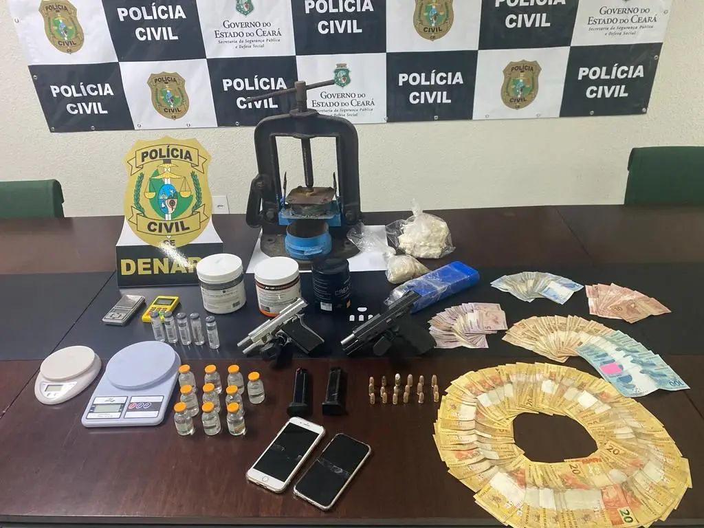 Imagem da notícia: Casal de namorados tenta esconder drogas em cacimba e é preso em flagrante no Mondubim