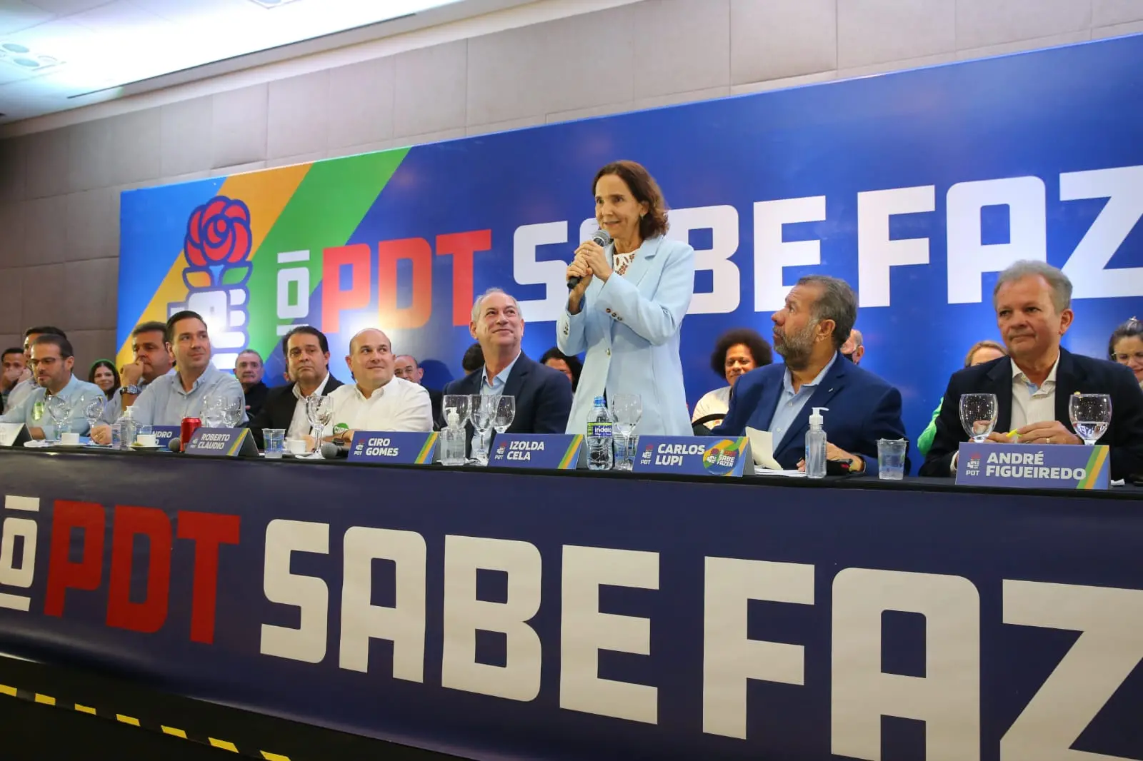 Imagem da notícia: Izolda chega a encontro do PDT em Fortaleza com comitiva de deputados e sob gritos de apoio