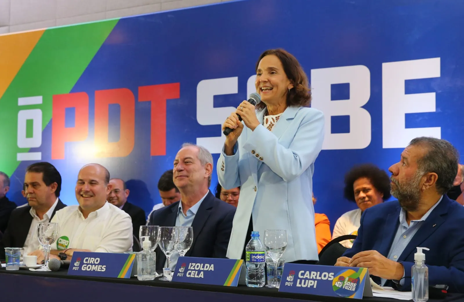 Izolda chegou ao evento acompanhada de uma comitiva de deputados federais e estaduais