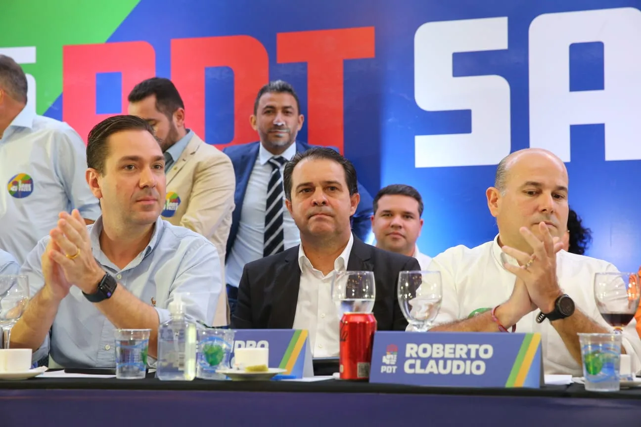 Evandro foi um dos deputados que chegou acompanhando a governadora Izolda Cela no evento