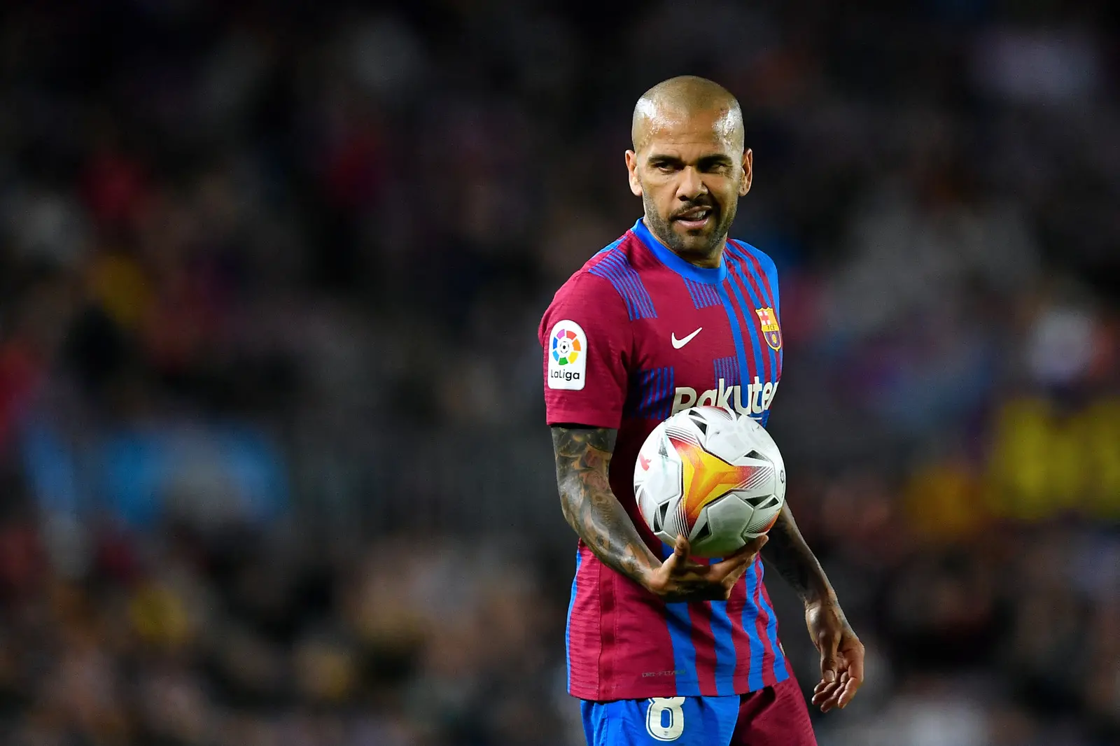 Imagem da notícia: Condenado por estupro, Daniel Alves paga fiança milionária e será solto nas próximas horas