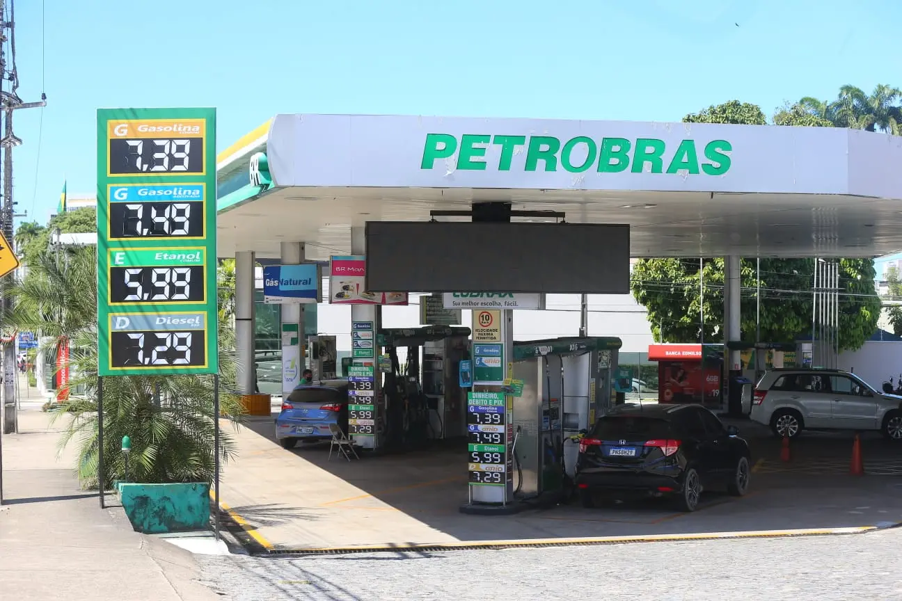 Imagem da notícia: Ceará é o 2º estado do Nordeste que mais perde recursos com teto do ICMS sobre combustíveis