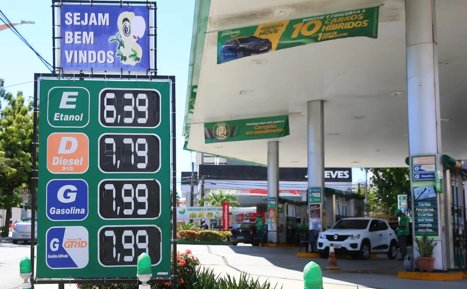 Imagem da notícia: Com nova alta, Ceará pode ter preço médio de R$ 8,20 para a gasolina e R$ 8,50 para o diesel
