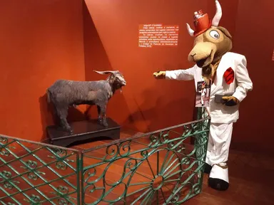 Mascote Bode Ioiô, criado por Gerson Linhares em 2005, ao lado do representante original.