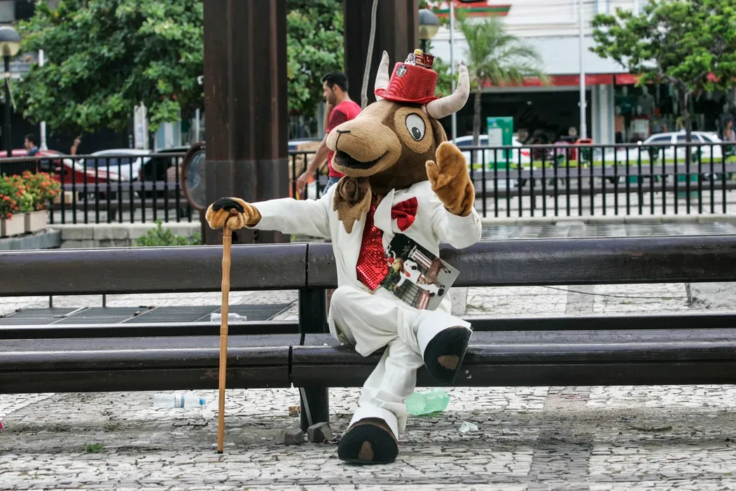 Mascote visita um dos locais preferidos do Bode Ioiô: a Praça do Ferreira.