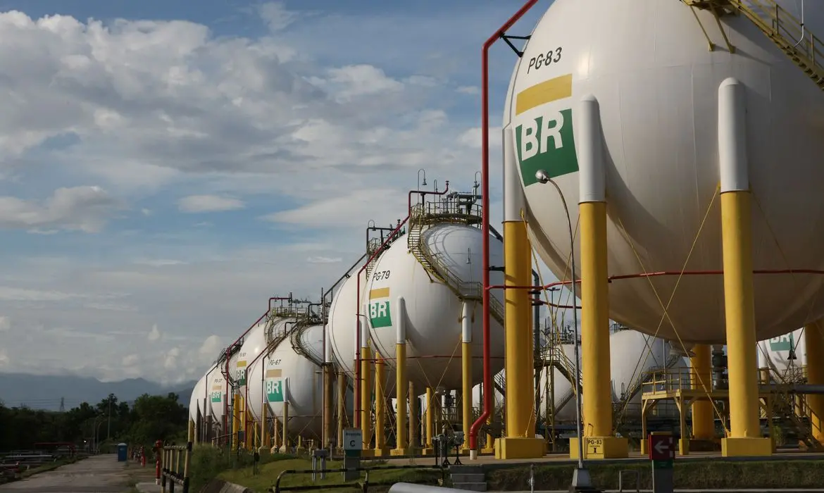 Imagem da notícia: O que é a política de preços da Petrobras que causa aumento de combustíveis e por que ela não muda?
