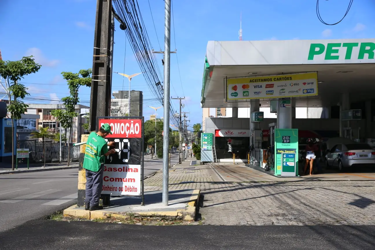 Imagem da notícia: Aumento do preço da gasolina e do diesel entra em vigor neste sábado (18); veja o que muda 