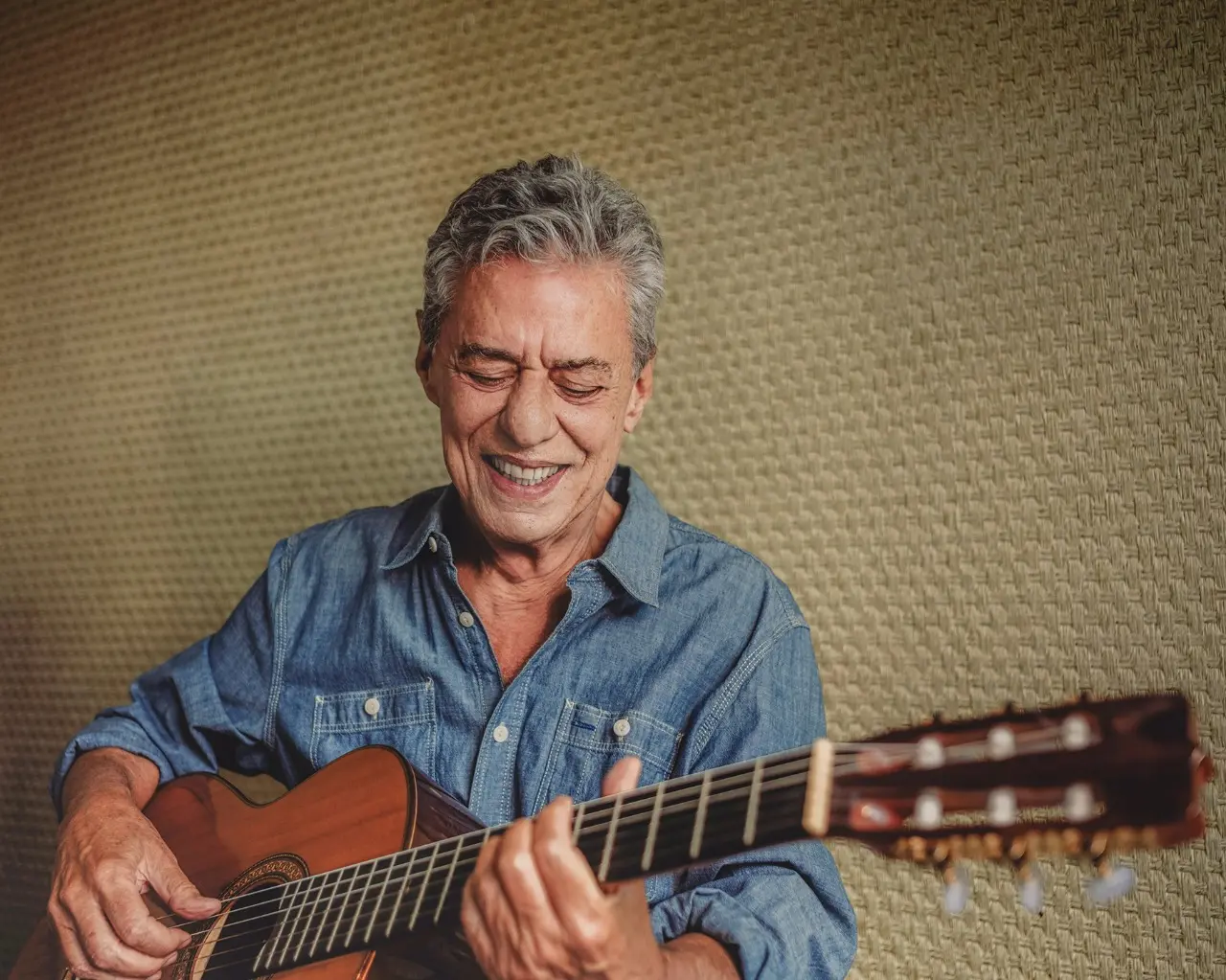 O cantor e compositor Chico Buarque lança seu samba inédito e também divulga uma agenda de shows