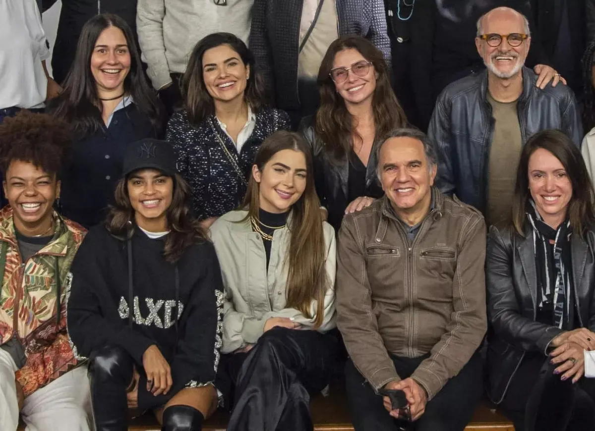 Imagem da notícia: Foto do elenco de Travessia confirma Jade Picon como atriz na novela; veja