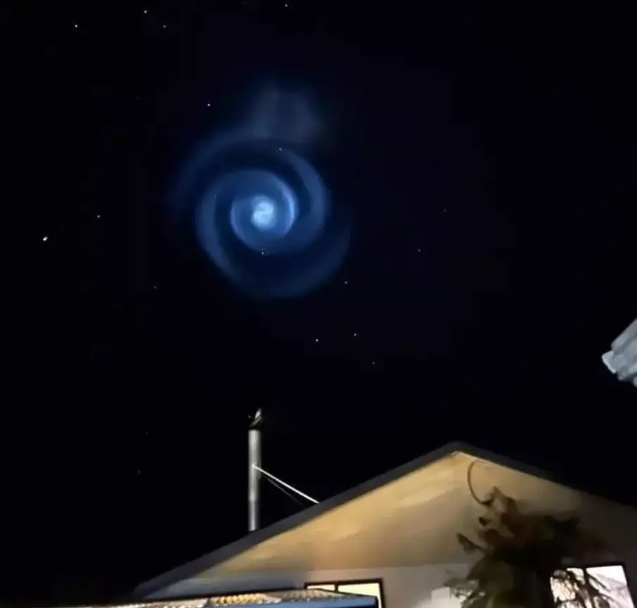 Imagem da notícia: Forma espiral azulada surge no céu da Nova Zelândia e intriga usuários; veja vídeo