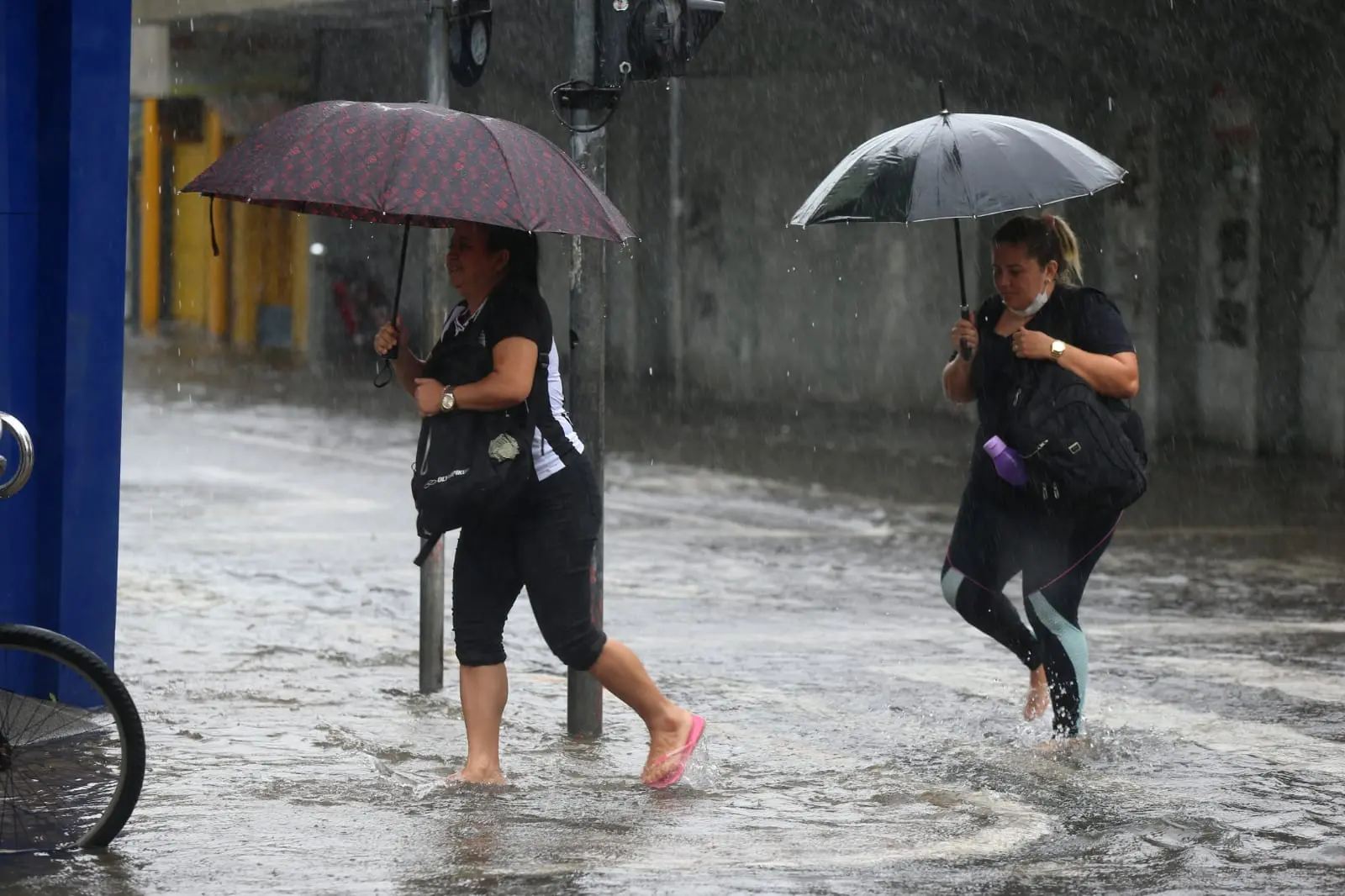 Imagem da notícia: Chuva na pós-estação? Entenda o que causou precipitações inesperadas em mais de 100 cidades do Ceará