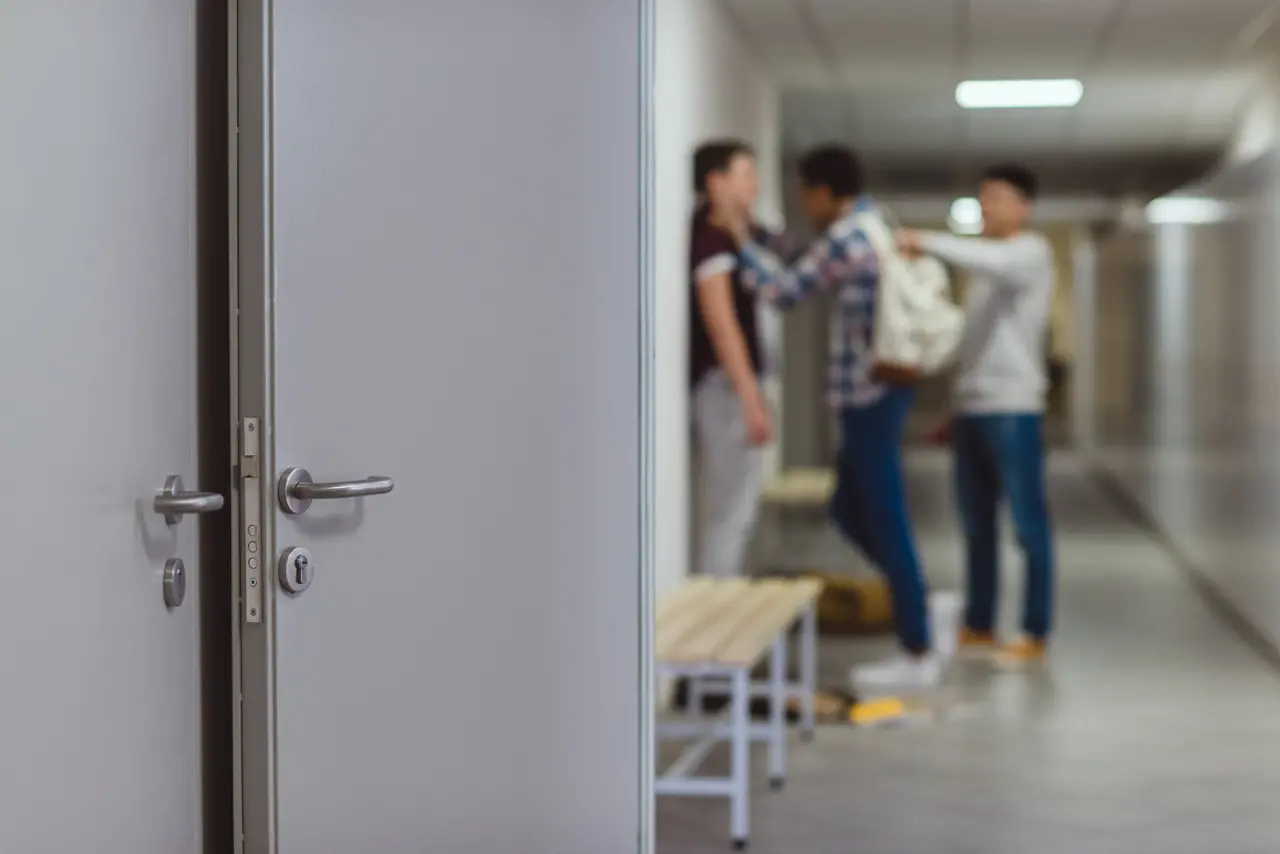 Adolescentes praticando bullying na escola