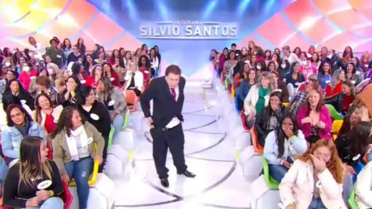 Imagem da notícia: Calça de Silvio Santos quase cai durante programa e deixa cueca à mostra