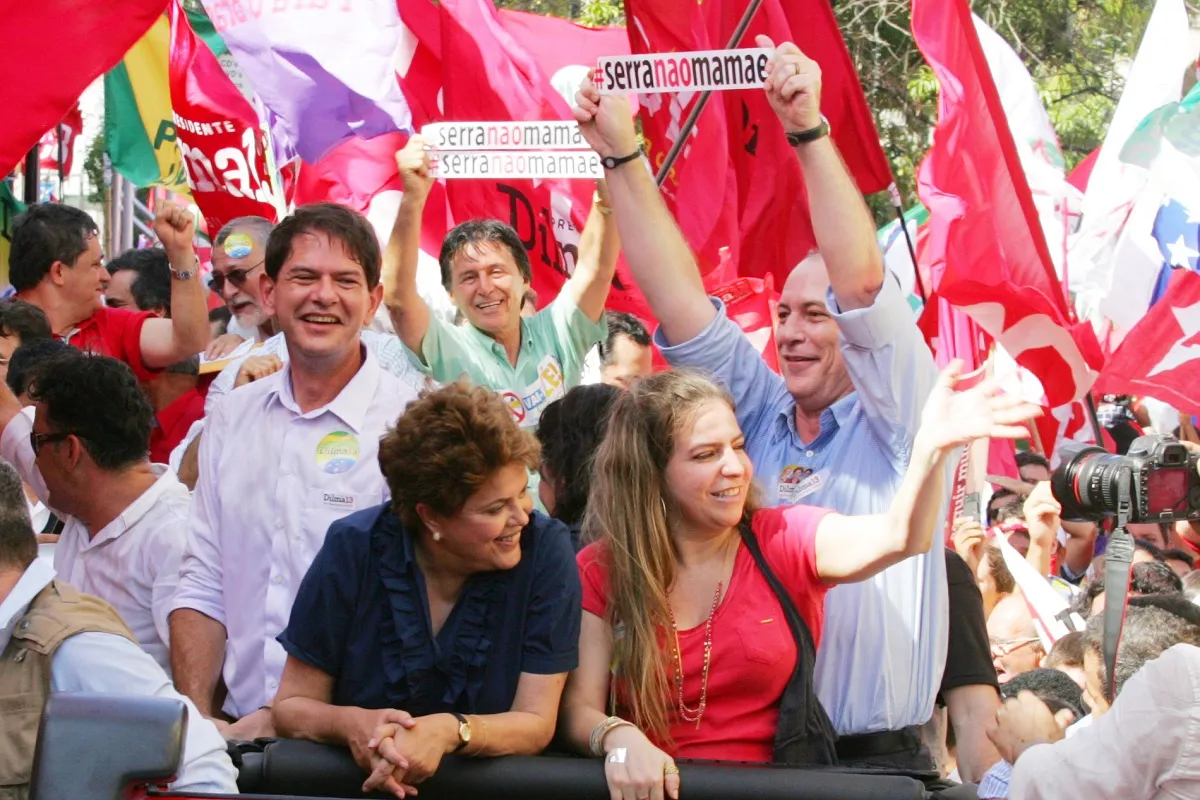 Luizianne Lins, os irmãos Ciro e Cid Gomes, Eunício Oliveira em apoio a campanha presidencial de Dilma em 2010, quando eram todos aliados políticos