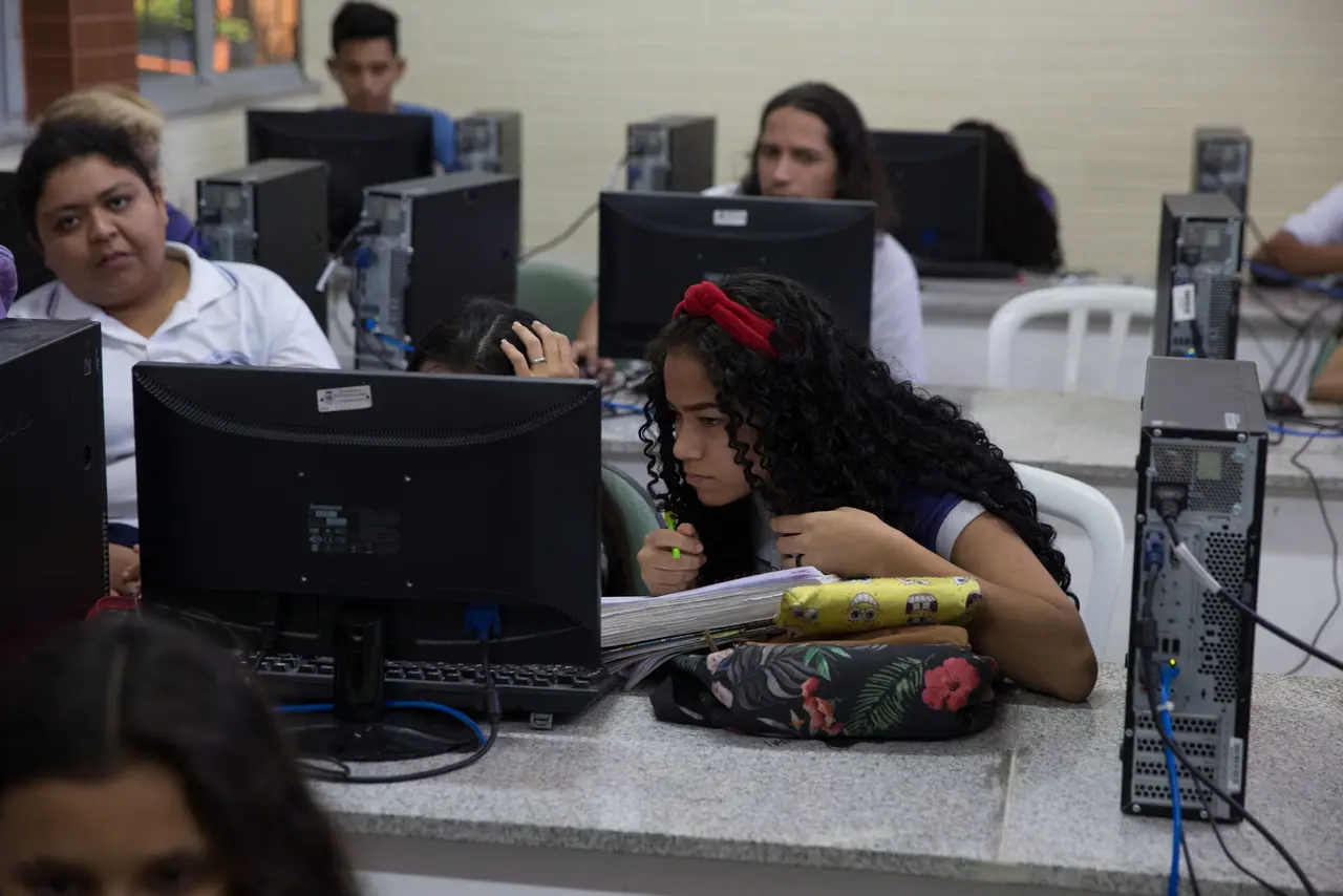 Imagem da notícia: Quase 75% das escolas públicas têm velocidade da internet abaixo do ideal no Ceará