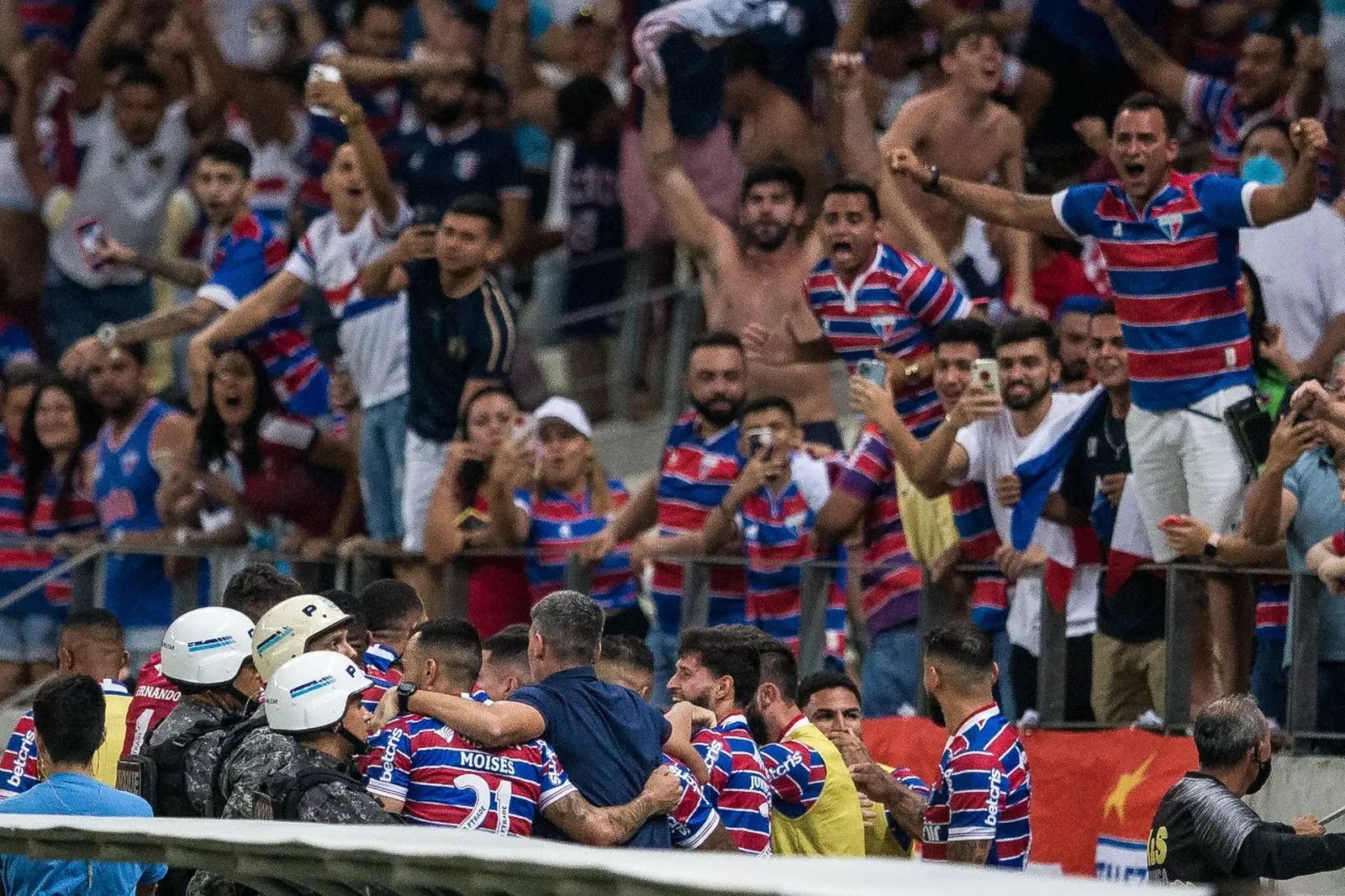 Imagem da notícia Fortaleza mostra união na Arena Castelão com sinergia entre torcida e elenco no Clássico-Rei