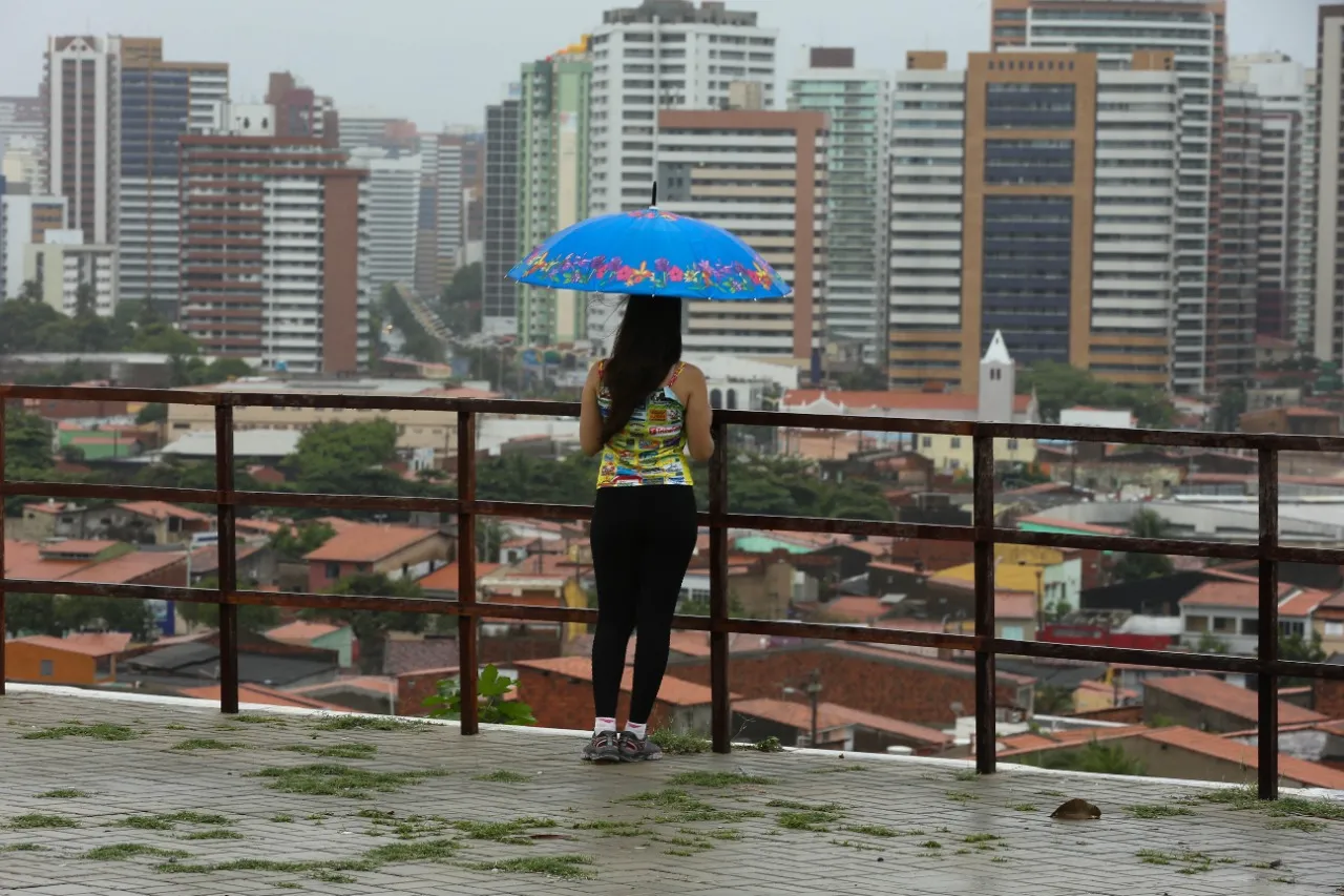 As chuvas que continuam caindo em junho colaboram para a queda na temperatura