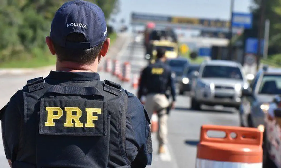 Policiais rodoviários federais fazem blitze em rodovia.