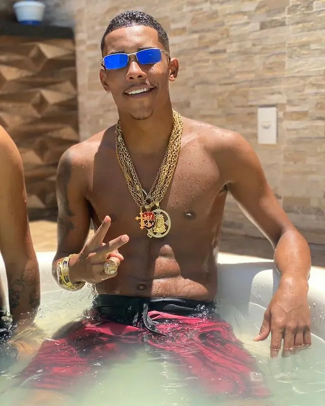 Imagem da notícia: MC Poze do Rodo distribui celulares entre crianças em sinal no Rio de Janeiro