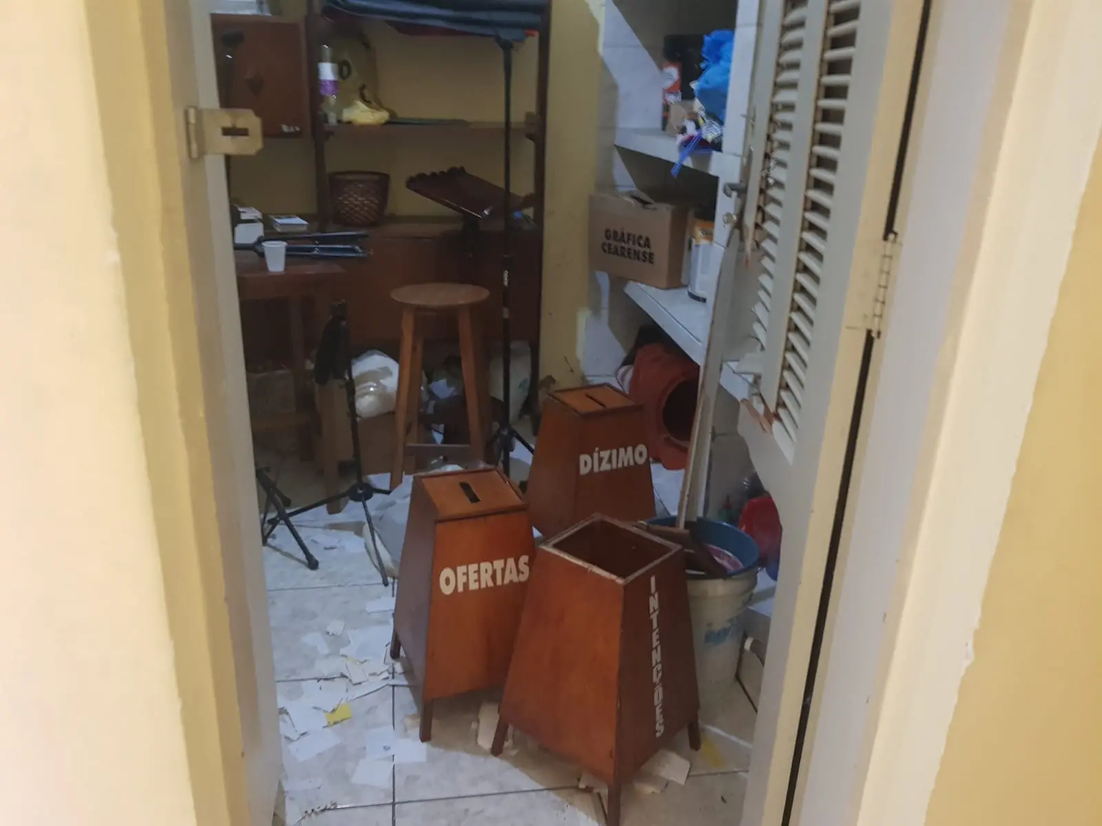 Imagem da notícia: Capela é invadida duas vezes em 24h em Fortaleza; criminosos furtaram até túnicas de religioso
