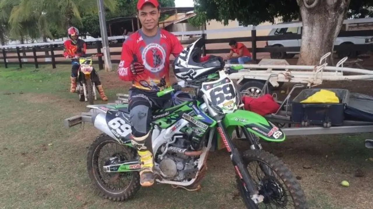 Imagem da notícia: Piloto de motocross morre ao saltar rampa em campeonato em MT; veja vídeo