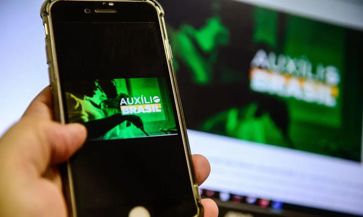 Imagem da notícia: Vale-gás, Auxílio Brasil e 'voucher caminhoneiro': veja o que pode mudar nos benefícios até dezembro