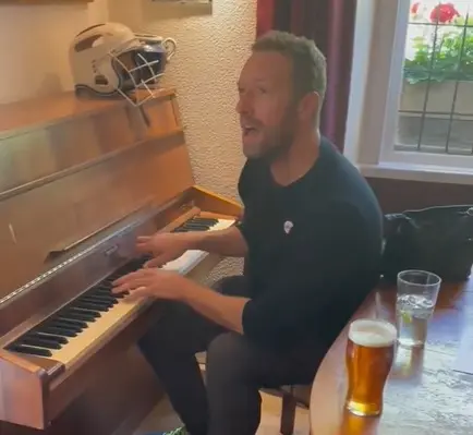 Imagem da notícia: Chris Martin, do Coldplay, faz apresentação improvisada para noivos em um pub na Inglaterra