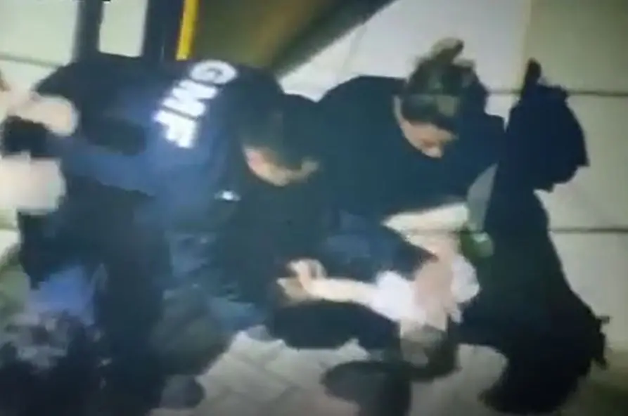 Imagem da notícia: Criança é salva de engasgo por guardas municipais de Fortaleza; veja vídeo