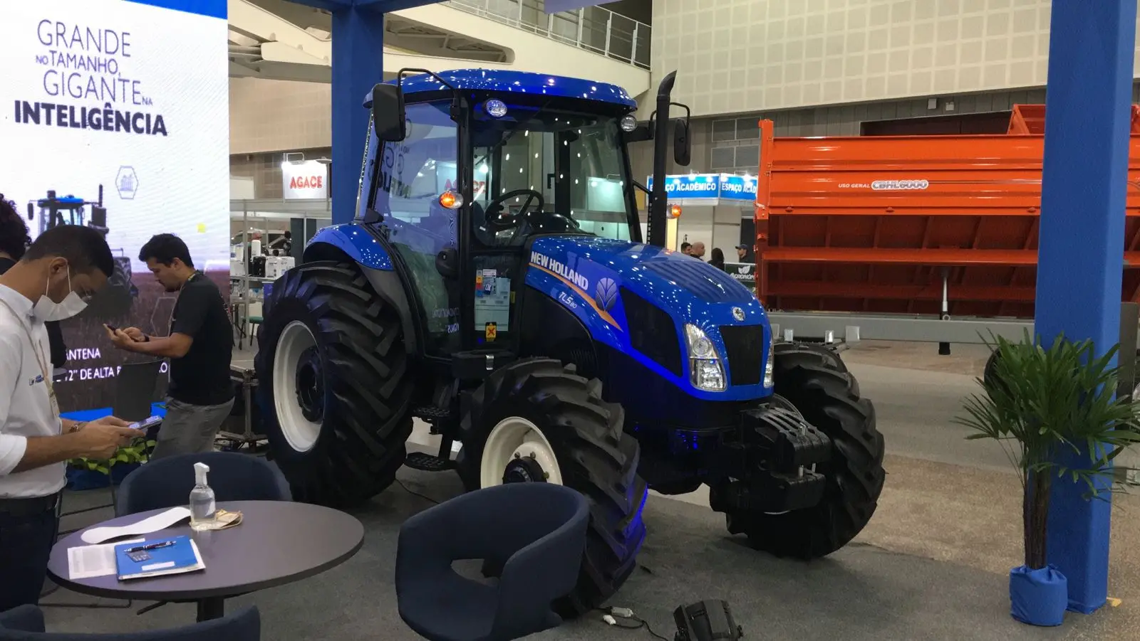 Imagem da notícia: Exposição da Pecnordeste tem até trator com ar-condicionado 