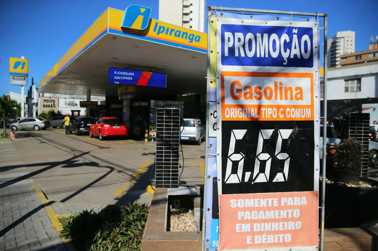Imagem da notícia: Preço da gasolina cai para R$ 6,65 em Fortaleza