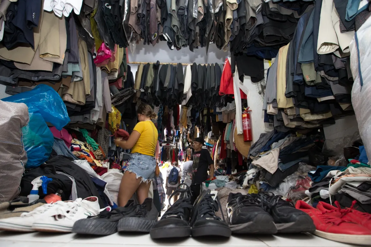 No grande acervo do Bazar, é possível encontrar calçados, roupas e bolsas