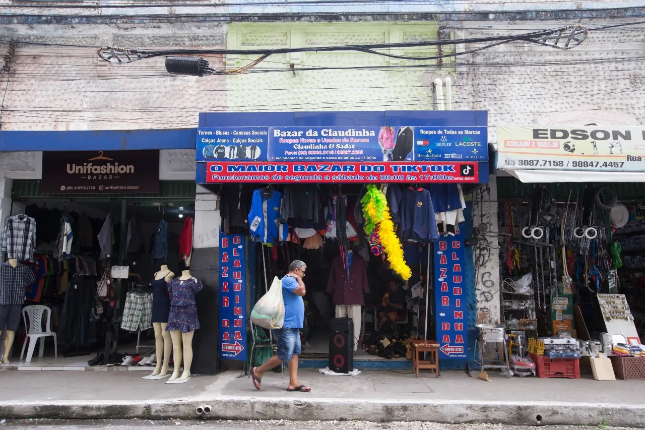 Claudinha colocou placa indicando que é o local é o bazar mais famoso do TikTok