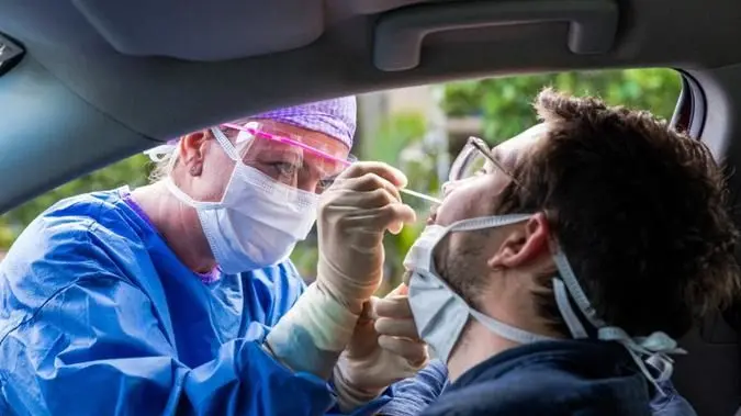 Imagem da notícia: Casos de Covid no Ceará aumentam mais de 8 vezes em junho enquanto estado vive 4ª onda da doença 