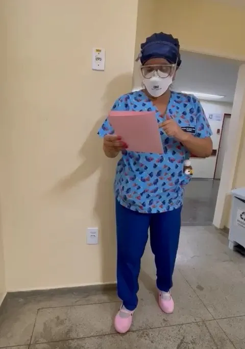A enfermeira Carolina Miranda começou com cantinho da leitura em hospital público e hoje faz poemas.