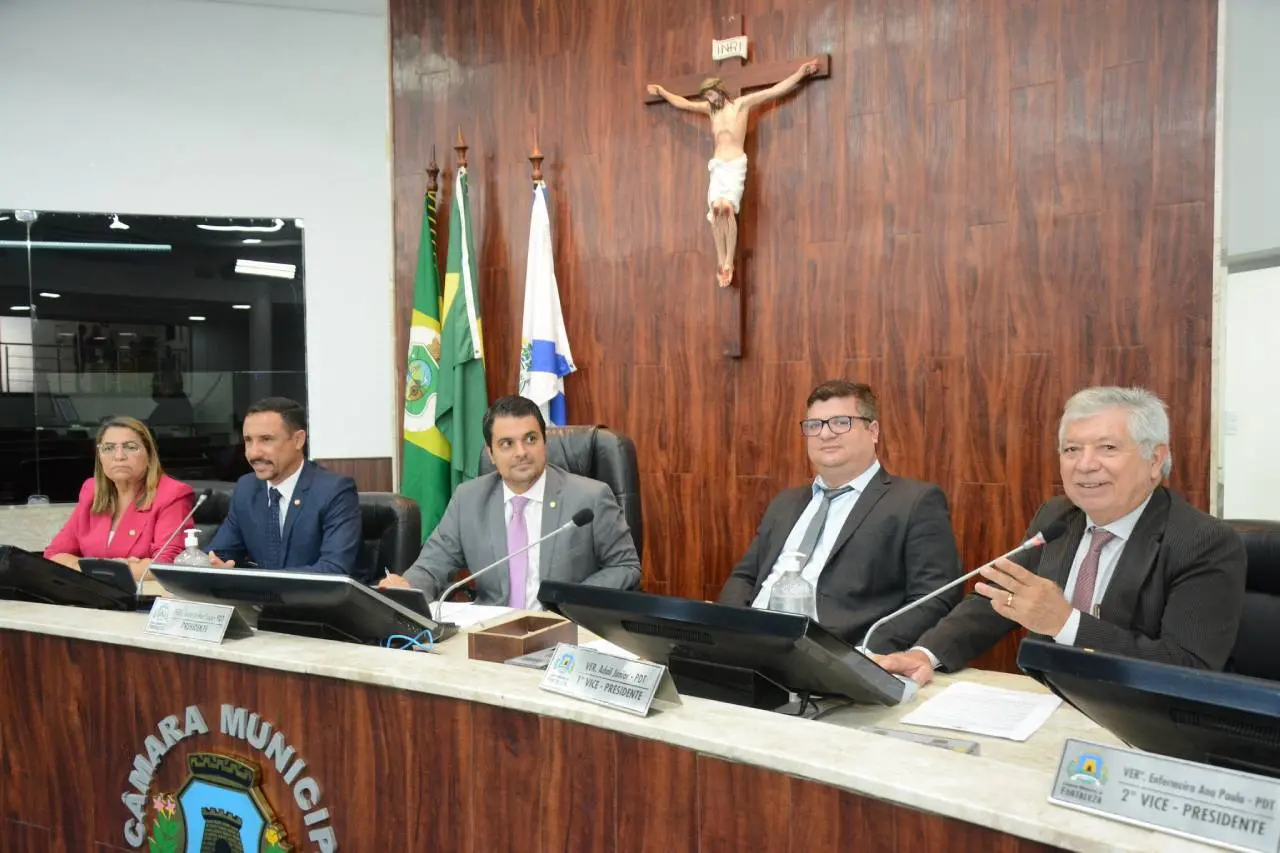Imagem da notícia: Vereadores aprovam lei que estima em R$ 10,7 bi o orçamento para Fortaleza em 2023