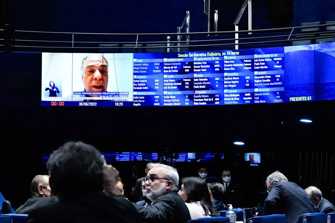 Imagem da notícia: Senado aprova PEC instituindo estado de emergência e ampliando o pagamento de benefícios; veja lista