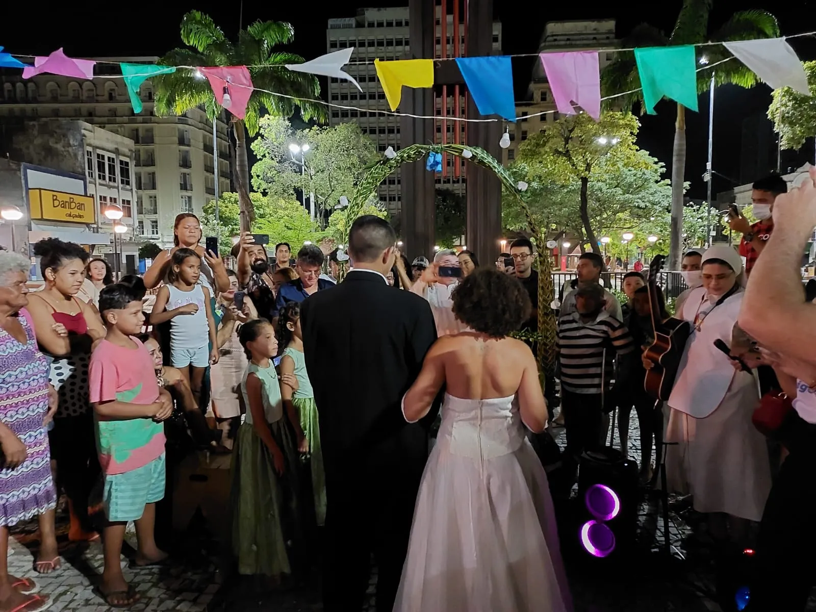 Voluntários se mobilizaram nas últimas duas semanas para o casamento
