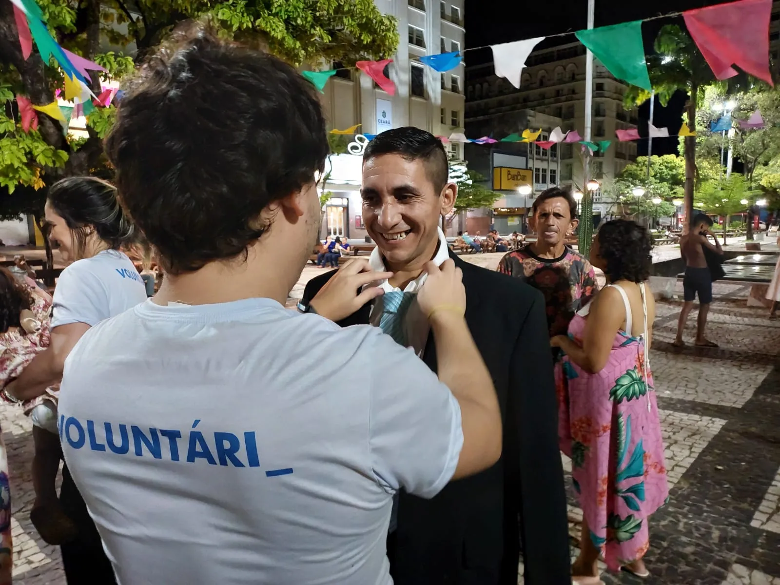 Voluntários se mobilizaram para a celebração do casamento na praça