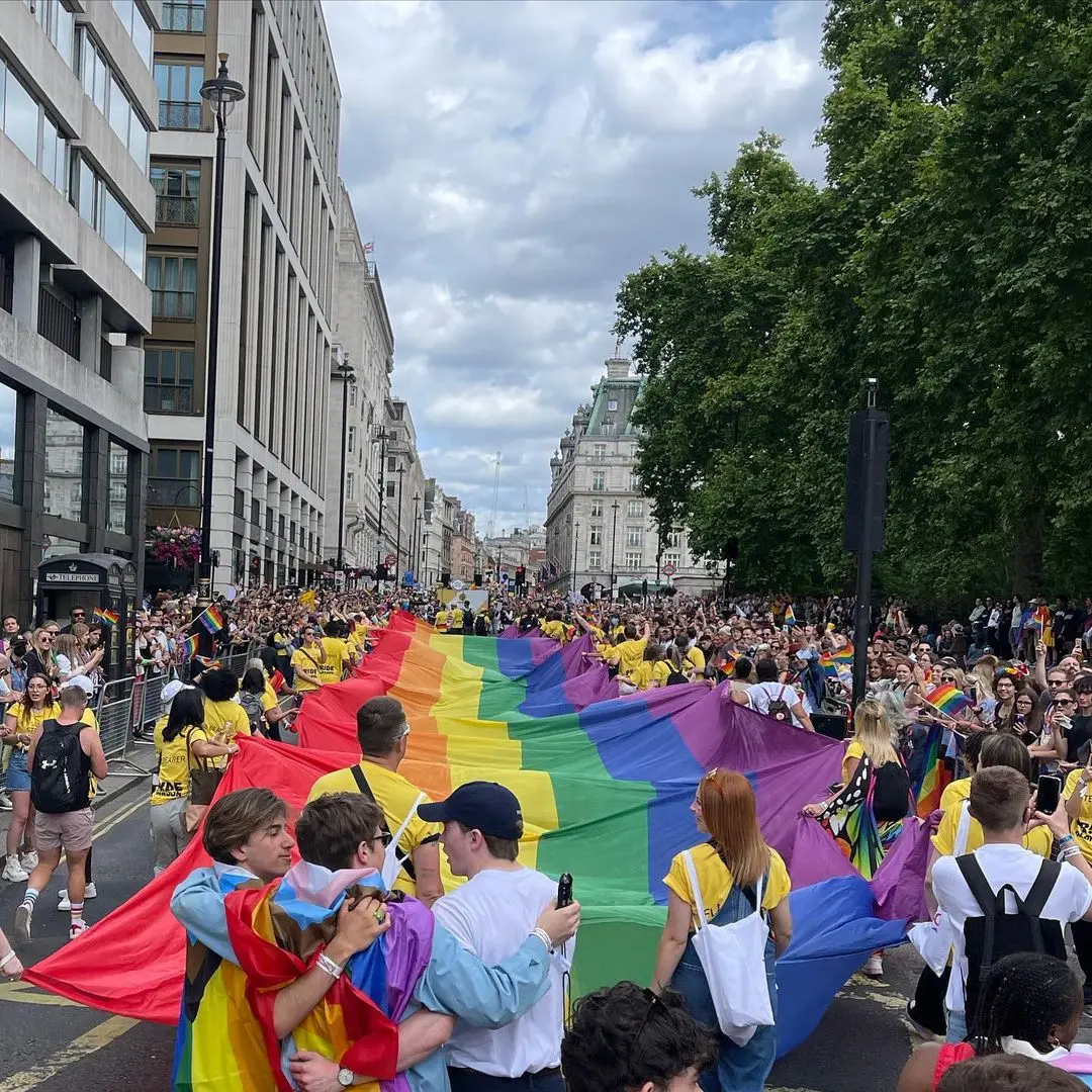 Imagem da notícia: Elenco de Heartstopper protesta diante de fundamentalistas na Parada do Orgulho LGBTQIA+ de Londres
