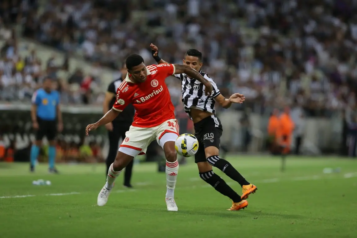 Imagem da notícia: Erick deixa campo com lesão no ombro em Ceará x Internacional na Arena Castelão