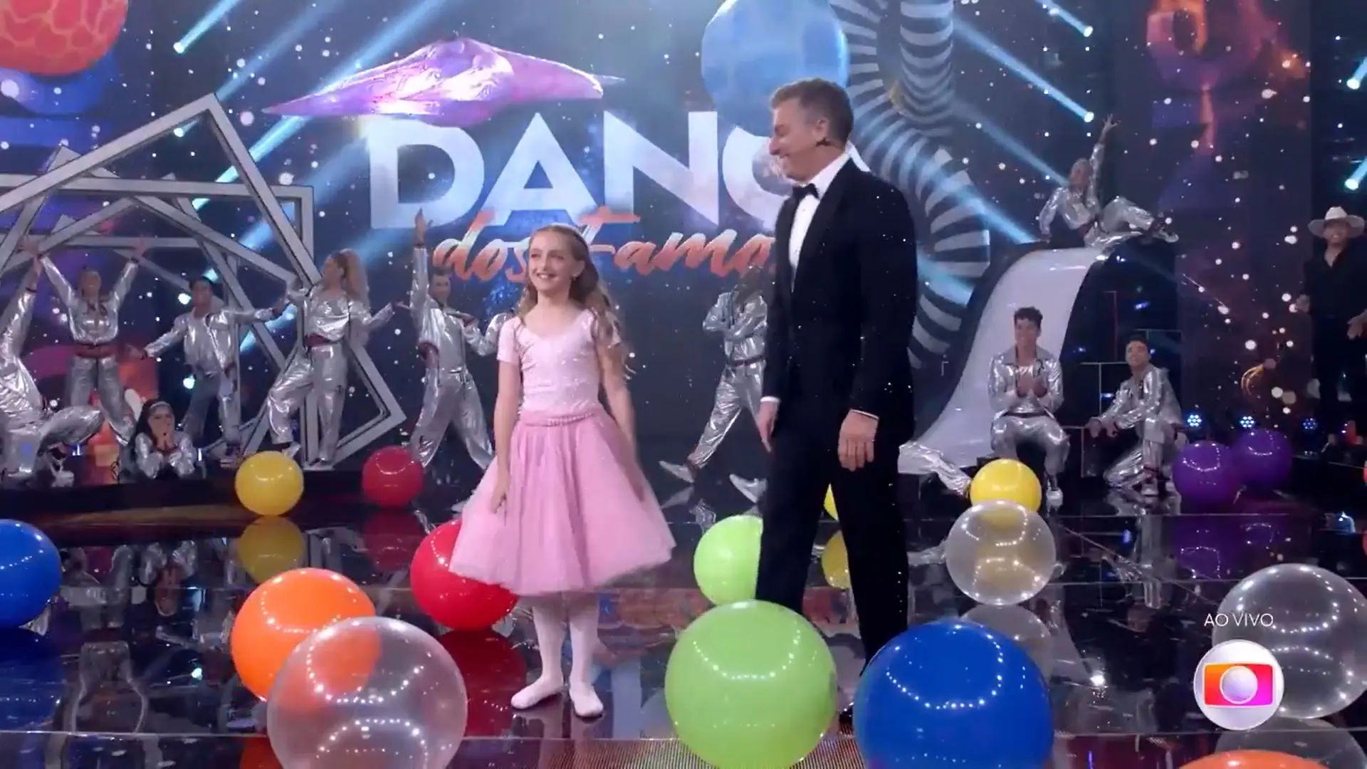 Imagem da notícia: Luciano Huck dança com filha, Eva, no 'Domingão', e chama atenção nas redes sociais