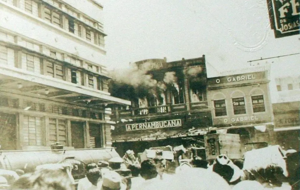 Imagem da notícia: Centro de Fortaleza viveu dia de violência e confusão generalizada há 80 anos; relembre 