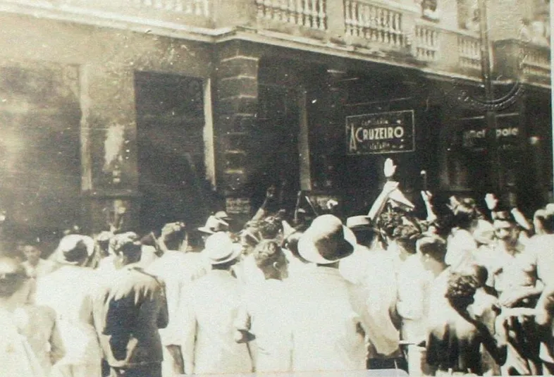 Vândalos se encaminham para destruir a loja A Cruzeiro, cujo dono era dito partidário do integralismo, movimento brasileiro de inspiração fascista.