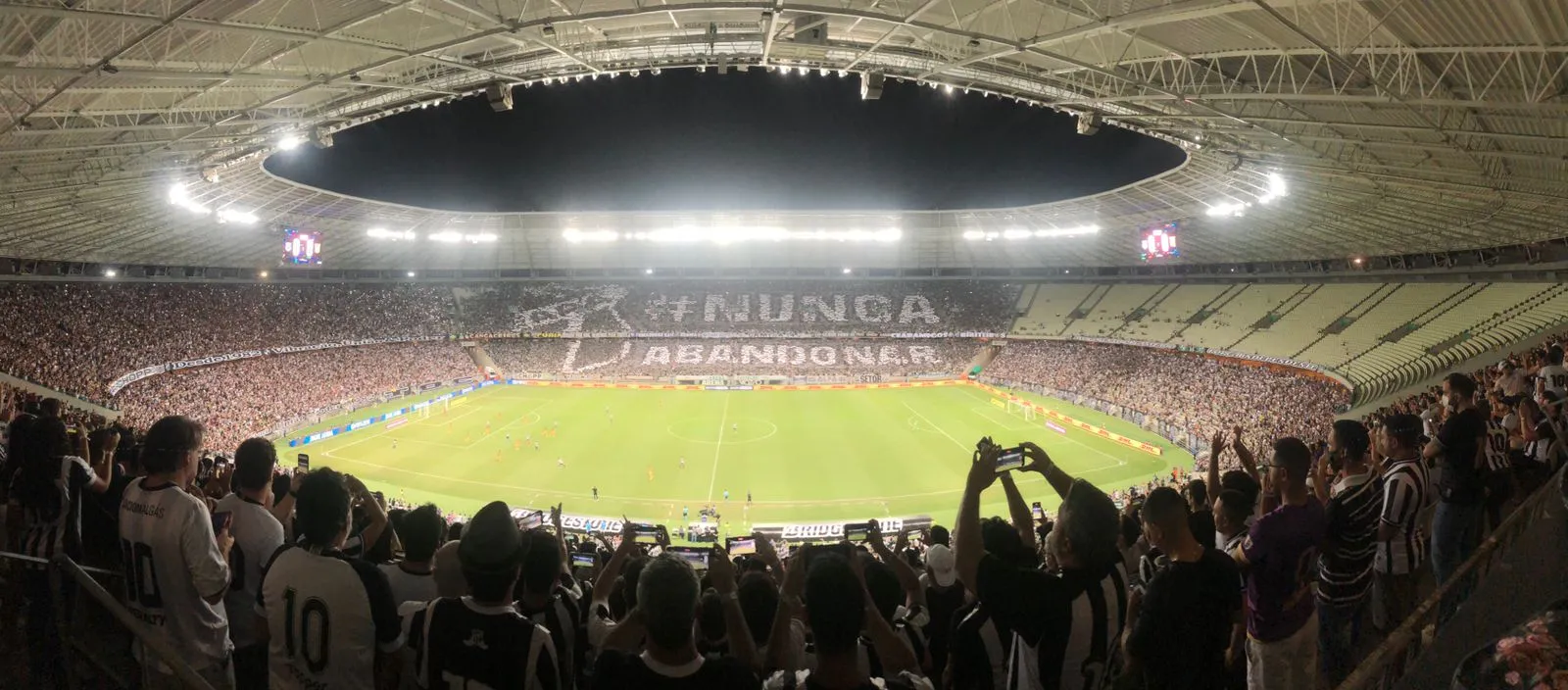 A torcida do Vozão fez uma grande festa no Castelão com direto a mosaico