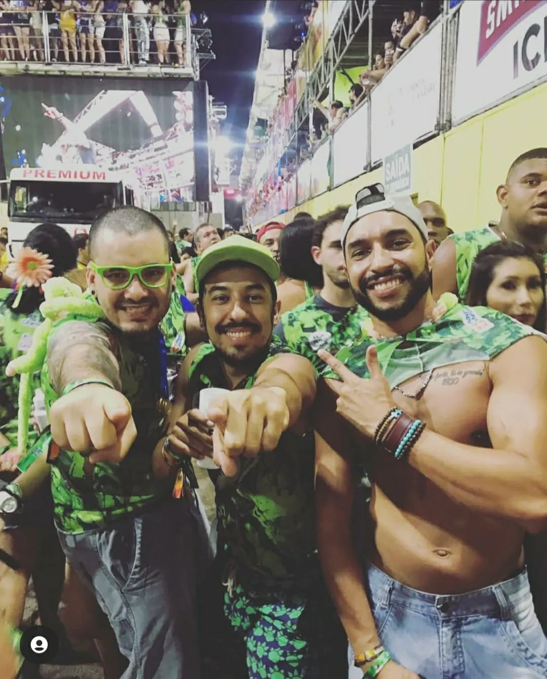 O paulista David (na ponta à direita) com amigos no Fortal
