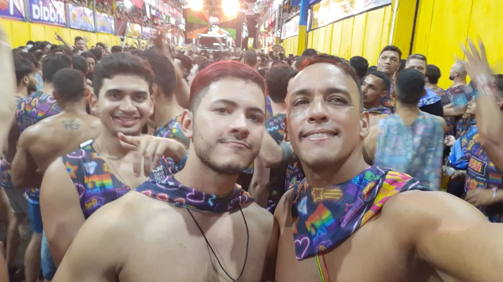 Fábio (na ponta à direita), de São Luís (MA), vem à micareta desde 2004 com amigos